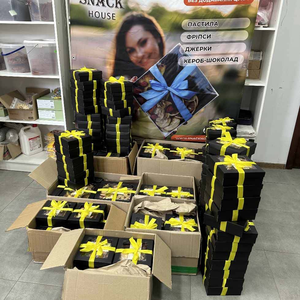 Замовлення на корпоративні подарункові бокси від snackhouse